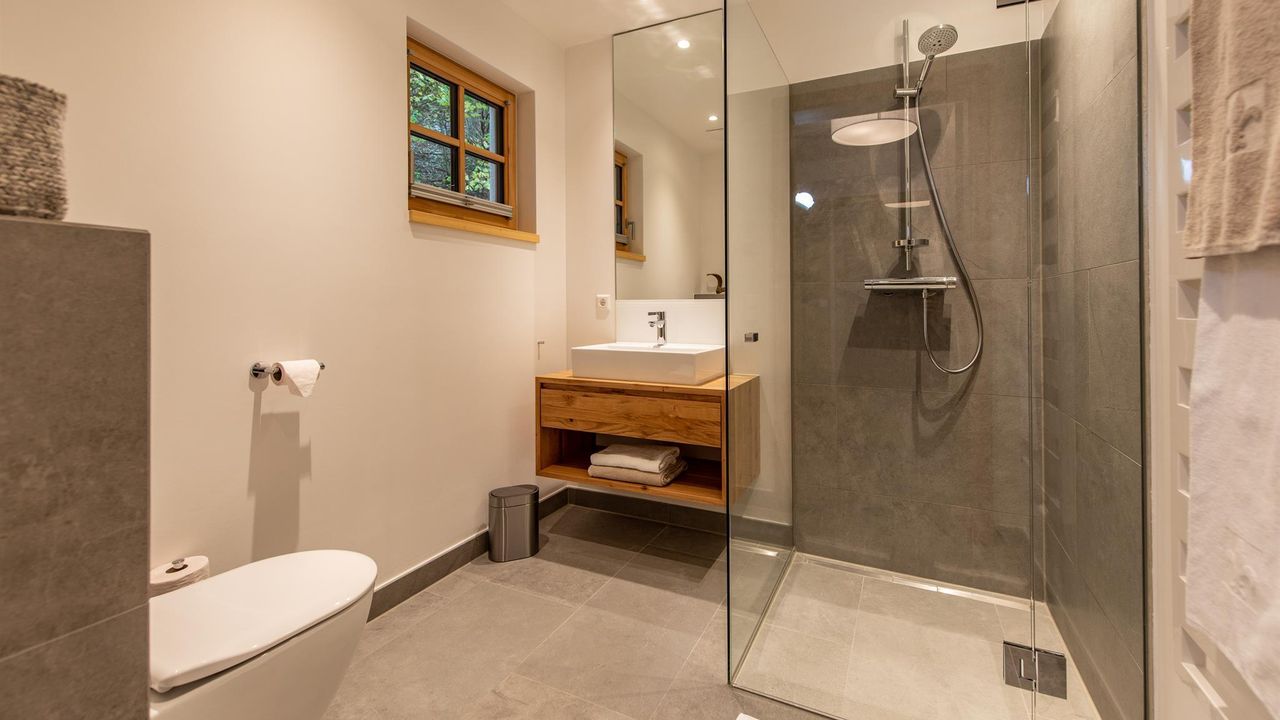 Badezimmer mit Dusche Badezimmer mit Dusche